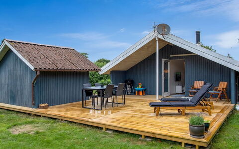 Frender - 800M to the Fjord: House, Home, Residential Area, Roof, Cottage, Land Lot, Estate, Yard, Garden, Siding