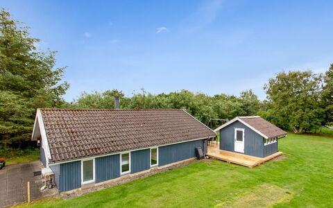 Frender - 800M to the Fjord: House, Home, Residential Area, Roof, Cottage, Land Lot, Estate, Yard, Garden, Siding