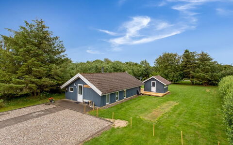 Frender - 800M to the Fjord: House, Home, Residential Area, Roof, Cottage, Land Lot, Estate, Yard, Garden, Siding