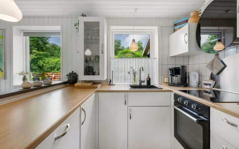 Kjartan - 32M to the Fjord: Kitchen, Countertop, Flooring, Kitchen Appliance, Interior Design, Wood, Major Appliance, Floor, Cabinetry, Ceiling
