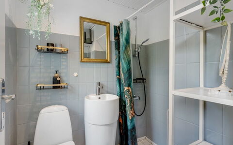 Kjartan - 32M to the Fjord: Interior Design, Flooring, Floor, Bathroom, Plumbing Fixture, Toilet, Toilet Seat, Home, Plumbing, Room