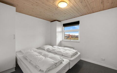 Fietje - 500M to the Fjord: Wood, Bedroom, Ceiling, Bed, Bedding, Bed Sheet, Bed Frame, Daylighting, Winter, Freezing
