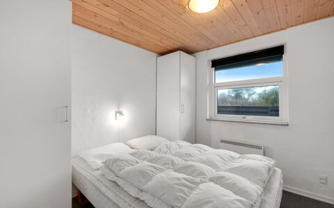 Fietje - 500M to the Fjord: Wood, Ceiling, Bedroom, Bed, Bed Sheet, Bedding, Room, Bed Frame, Hardwood, Daylighting