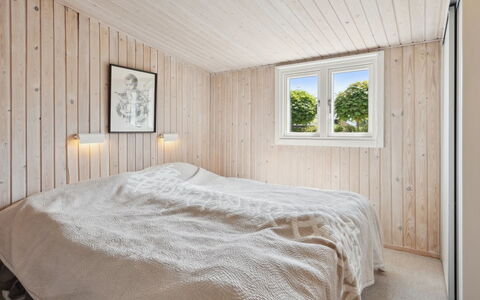 Sari - 250M from the Sea: Wood, Bedroom, Ceiling, Flooring, Interior Design, Floor, Bed, Bed Sheet, Bedding, Room