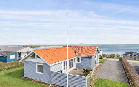 Ormar - 100M to the Fjord: Grass, House, Roof, Home, Cottage, Shrub, Land Lot, Rural Area, Farmhouse, Groundcover