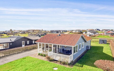 Ormar - 100M to the Fjord: Grass, House, Roof, Home, Cottage, Shrub, Land Lot, Rural Area, Farmhouse, Groundcover