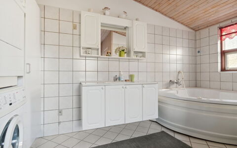 Jytte - 1.7Km from the Sea: House, Roof, Home, Cottage, Shed, Garden Buildings, Siding, Yard, Log Cabin, Hut
