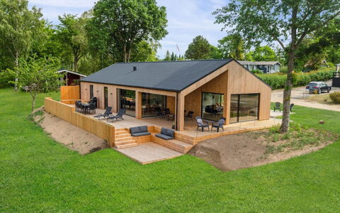 Edina - 350M from the Sea: Architecture, Roof, Home, Composite Material, Daylighting, Siding, Driveway