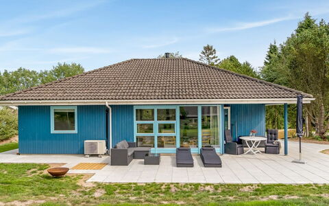 Chiuvana - 1.2Km from the Sea: House, Roof, Home, Cottage, Shed, Garden Buildings, Siding, Yard, Log Cabin, Hut