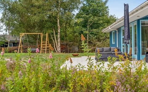 Chiuvana - 1.2Km from the Sea: House, Roof, Home, Cottage, Shed, Garden Buildings, Siding, Yard, Log Cabin, Hut