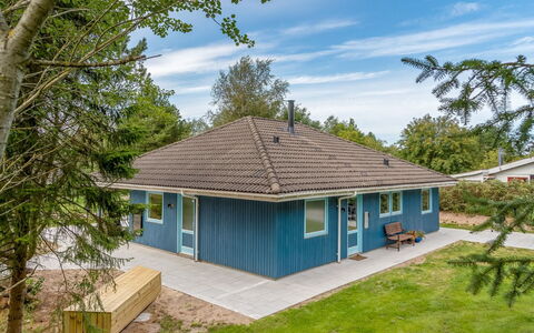 Chiuvana - 1.2Km from the Sea: House, Roof, Home, Cottage, Shed, Garden Buildings, Siding, Yard, Log Cabin, Hut