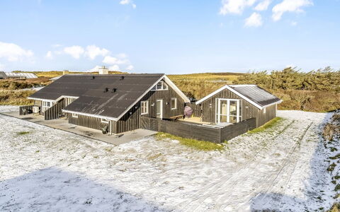 Iida - 100M from the Sea: Blue, Shrub, Cottage, Groundcover, Garden, Estate, Shade, Landscaping, Farmhouse, Eco Hotel