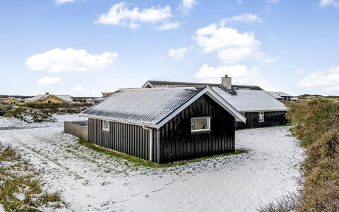 Iida - 100M from the Sea: Blue, Shrub, Cottage, Groundcover, Garden, Estate, Shade, Landscaping, Farmhouse, Eco Hotel