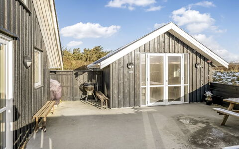 Iida - 100M from the Sea: Blue, Shrub, Cottage, Groundcover, Garden, Estate, Shade, Landscaping, Farmhouse, Eco Hotel