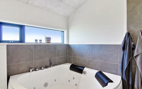 Serey - 1.4Km from the Sea: Plumbing Fixture, Flooring, Bathroom, Bathtub, Floor, Interior Design, Ceiling, Tap, Plumbing, Composite Material