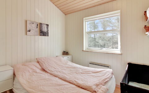 Heraldina - 1Km from the Sea: Wood, Bedroom, Flooring, Ceiling, Interior Design, Floor, Bed, Bed Sheet, Bedding, Room