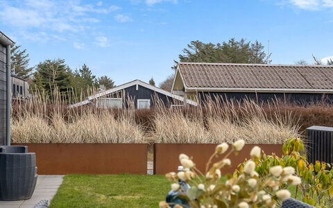 Aaran - 700M from the Sea: Roof, Residential Area, Home, Shrub, House, Land Lot, Garden, Backyard, Cottage, Shade