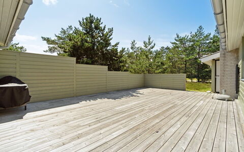 Alwine - 250M from the Sea: Wood, Home, Porch, Deck, Hardwood, Roof, Wood Stain, Wood Flooring, Eco Hotel