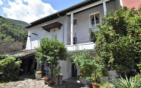 La Casa del Nonno: Furniture, Wood, Interior Design, Architecture, Shelving, Chair, Floor, Real Estate, Beam, Hardwood