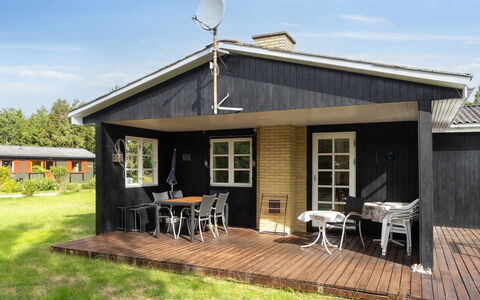 Brunhilde - 850M from the Sea: Vegetation, Shrub, Spring, Cottage, Garden, Shade, Backyard, Yard, Chair