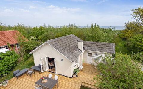Quanna - 50M from the Sea: Building, House, Residential Area, Home, Shrub, Roof, Cottage, Estate, Garden