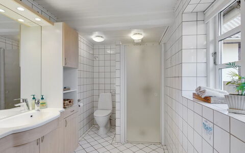 Ilkka - 220M from the Sea: Flooring, Wall, Plumbing Fixture, Interior Design, Floor, Ceiling, Bathroom, Sink, Plumbing, Tile