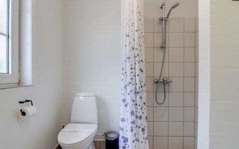 Joona - 12Km from the Sea: Bathroom, Plumbing Fixture, Toilet Seat, Wall, Toilet, Flooring, Floor, Bathroom Sink, Sink, Plumbing