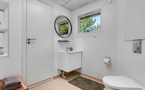 Eli - 1.5Km to the Fjord: Flooring, Plumbing Fixture, Floor, Interior Design, Toilet Seat, Toilet, Sink, Plumbing, Bathroom, Tap