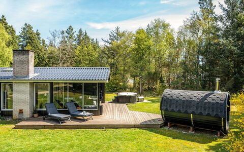 Eli - 1.5Km to the Fjord: Grass, Cottage, Land Lot, Roof, Garden, Groundcover, Garden Buildings, Lawn, Yard