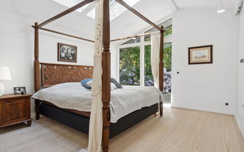 Kennet - 30M from the Sea: Furniture, Interior Design, Flooring, Floor, Wood Flooring, Wood, Bedroom, Bed, Ceiling, Lighting