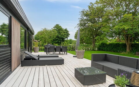 Elma - 350M from the Sea: House, Home, Residential Area, Roof, Cottage, Land Lot, Estate, Yard, Garden, Siding