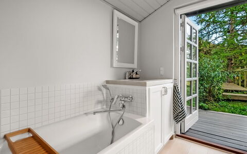 Teijo - 2.5Km from the Sea: Flooring, Plumbing Fixture, Bathtub, Floor, Interior Design, Bathroom, Wood, Plumbing, Tap, Home