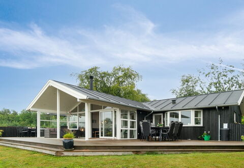 Esmeralda - 350M from the Sea: House, Home, Residential Area, Cottage, Siding, Estate, Driveway, Yard