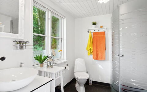 Ginne - 100M to the Fjord: Plumbing Fixture, Interior Design, Flooring, Bathroom, Sink, Floor, Plumbing, Bathroom Sink, Tap, Home