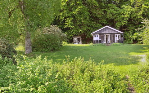 Ginne - 100M to the Fjord: Green, Tree, Leaf, Vegetation, Shrub, Garden, Plant Community, Cottage, Groundcover, Rural Area