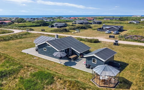 Thomsen - 475M from the Sea: Roof, Home, House, Residential Area, Cottage, Siding, Estate, Suburb, Driveway, Landscaping
