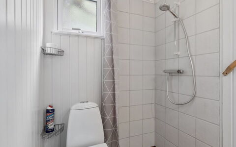 Alkmar - from the Sea: Wall, Flooring, Plumbing Fixture, Floor, Bathroom, Toilet, Interior Design, Toilet Seat, Plumbing, Ceiling