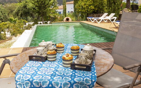 Can Maggi: Furniture, Table, Building, Chair, Tableware, Cloud, Sky, Tablecloth, Outdoor Furniture, Shade