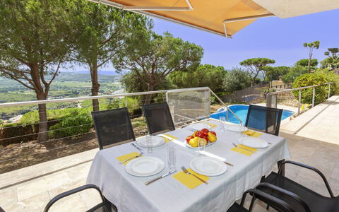 Can Semi: Furniture, Table, Building, Chair, Tableware, Cloud, Sky, Tablecloth, Outdoor Furniture, Shade