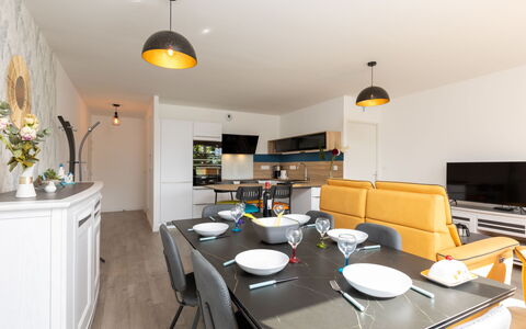 Cancale 160: Table, Property, Cabinetry, Furniture, Countertop, Chair, Wood, Interior Design, Flooring, Kitchen