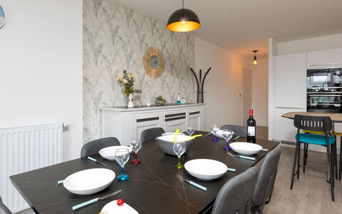 Cancale 160: Table, Furniture, Property, Plant, Building, Chair, Interior Design, Lighting, Tableware, Houseplant