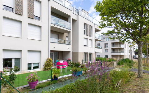 Cancale 160: Plant, Building, Property, Window, Sky, Tree, Urban Design, Land Lot, Cloud