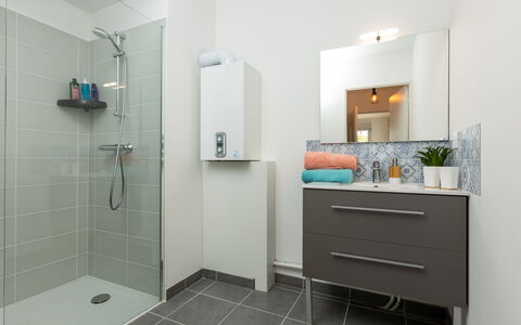 Cancale 160: Mirror, Cabinetry, Plumbing Fixture, Shower Head, Bathroom Cabinet, Tap, Building, Shower, Bathroom