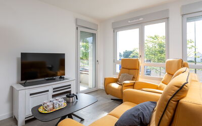 Ker Eol 160.1: Couch, Property, Furniture, Comfort, Window, Building, Living Room, Interior Design, Orange, Floor