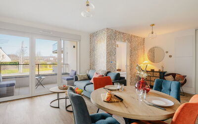 Ker Eol 160.2: Furniture, Interior Design, Flooring, Wood, Ceiling, Floor, Chair, Table, Apartment, Lighting