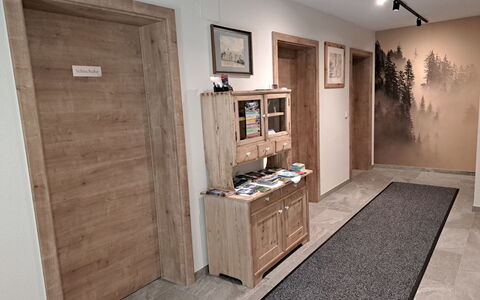 Hippach 500: Picture Frame, Cabinetry, Property, Furniture, Wood, Building, Architecture, Houseplant, Flooring, Floor