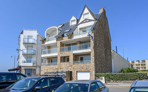 Résidence Villa des Iles: Sky, Building, Snow, Plant, Window, Tree, House, Freezing, Slope, Natural Landscape