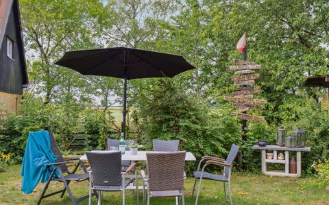 Hansen - 5.2Km from the Sea: Roof, House, Land Lot, Home, Cottage, Estate, Garden Buildings, Shade, Log Cabin, Landscaping