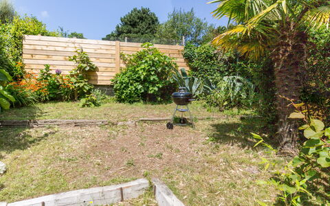 Belvédère sur la Mer: Plant, Property, Building, Sky, Rectangle, Shade, Window, Land Lot, Grass, Urban Design