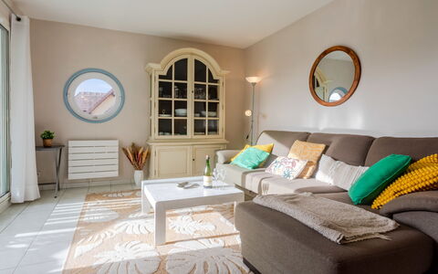Le Belvédère: Furniture, Property, Window, Mirror, Building, Azure, Picture Frame, Comfort, Wood, Interior Design
